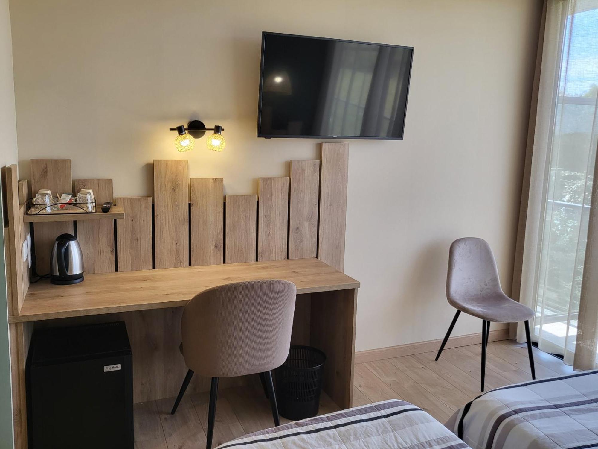 Logis Le Cadusia Hotel Chaource Bagian luar foto