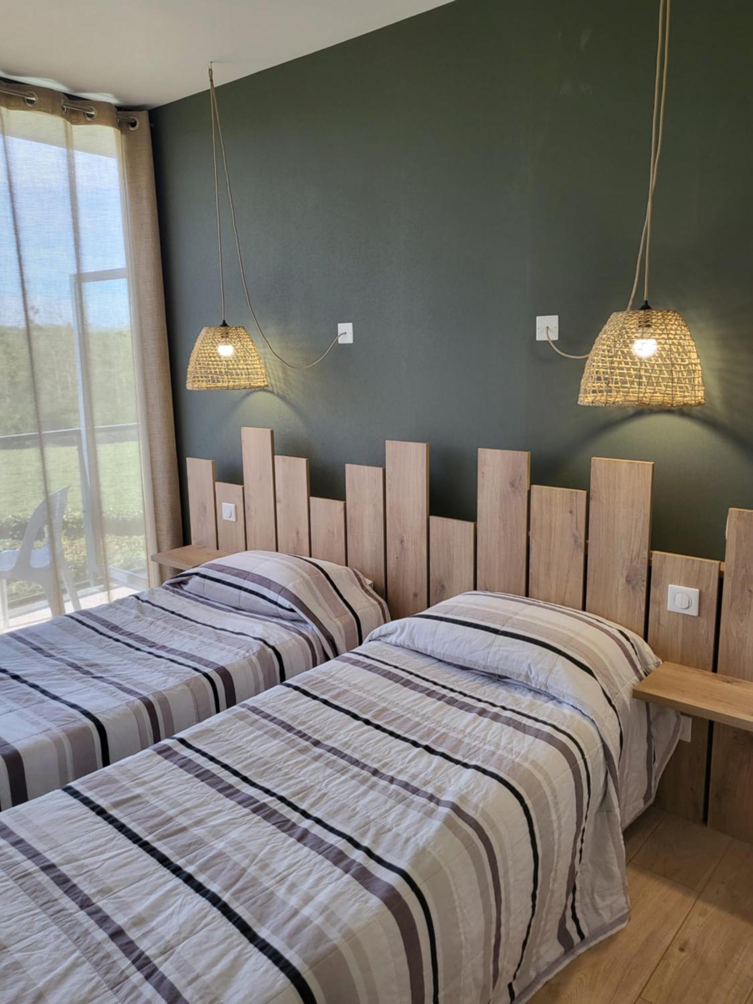Logis Le Cadusia Hotel Chaource Bagian luar foto