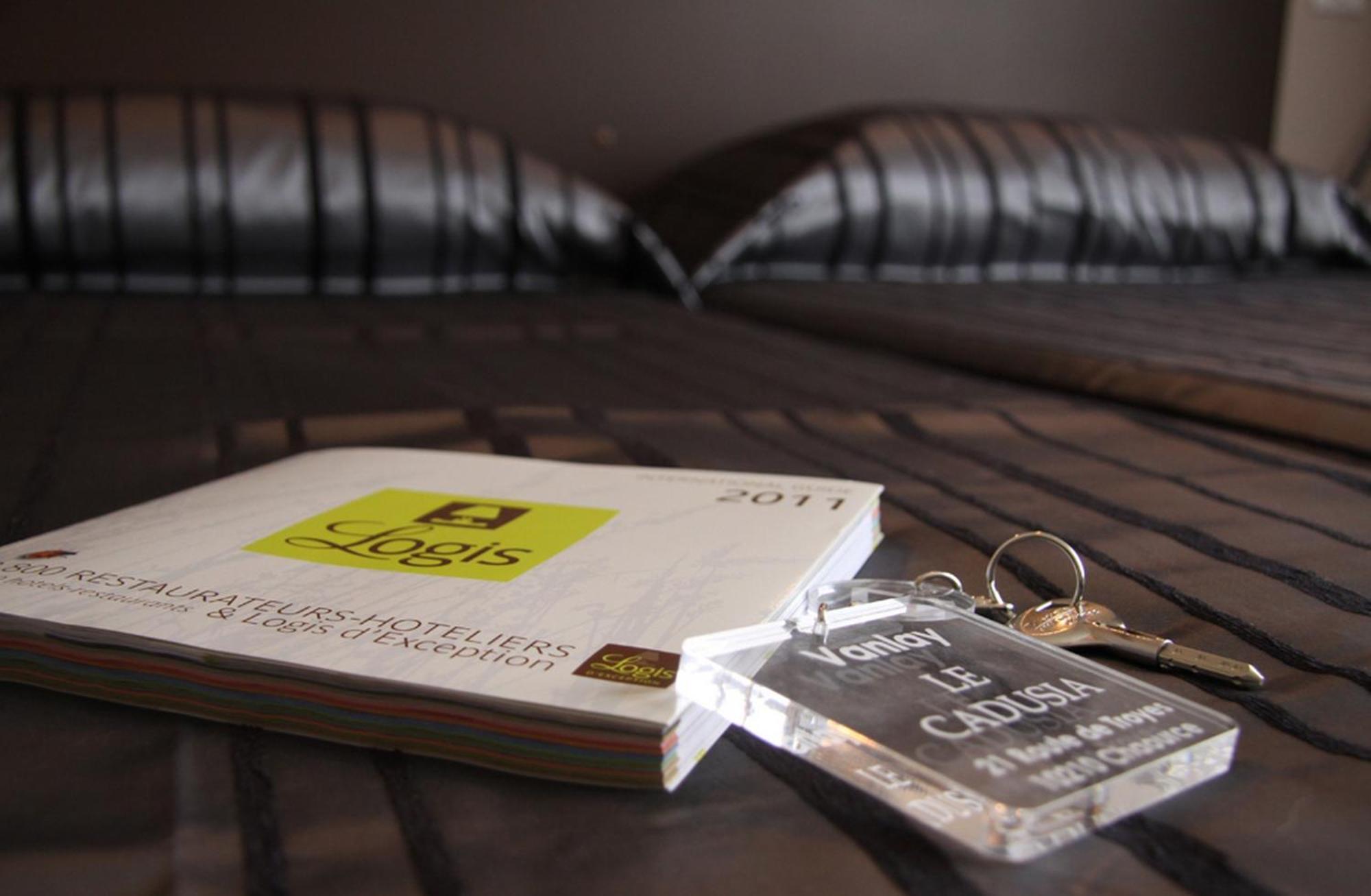 Logis Le Cadusia Hotel Chaource Bagian luar foto